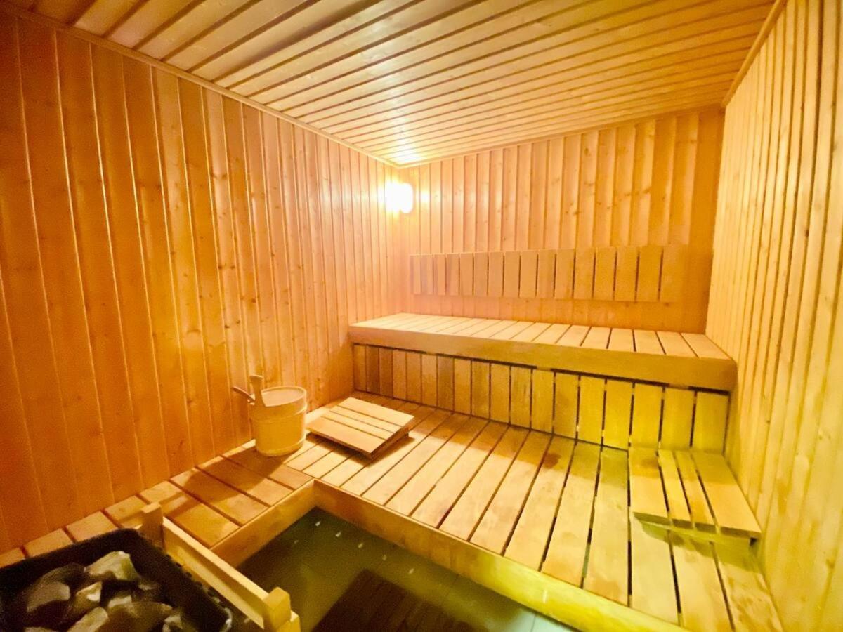 Upscale Studio Full Lake View In Goldcrest View Tower Dubái Exterior foto