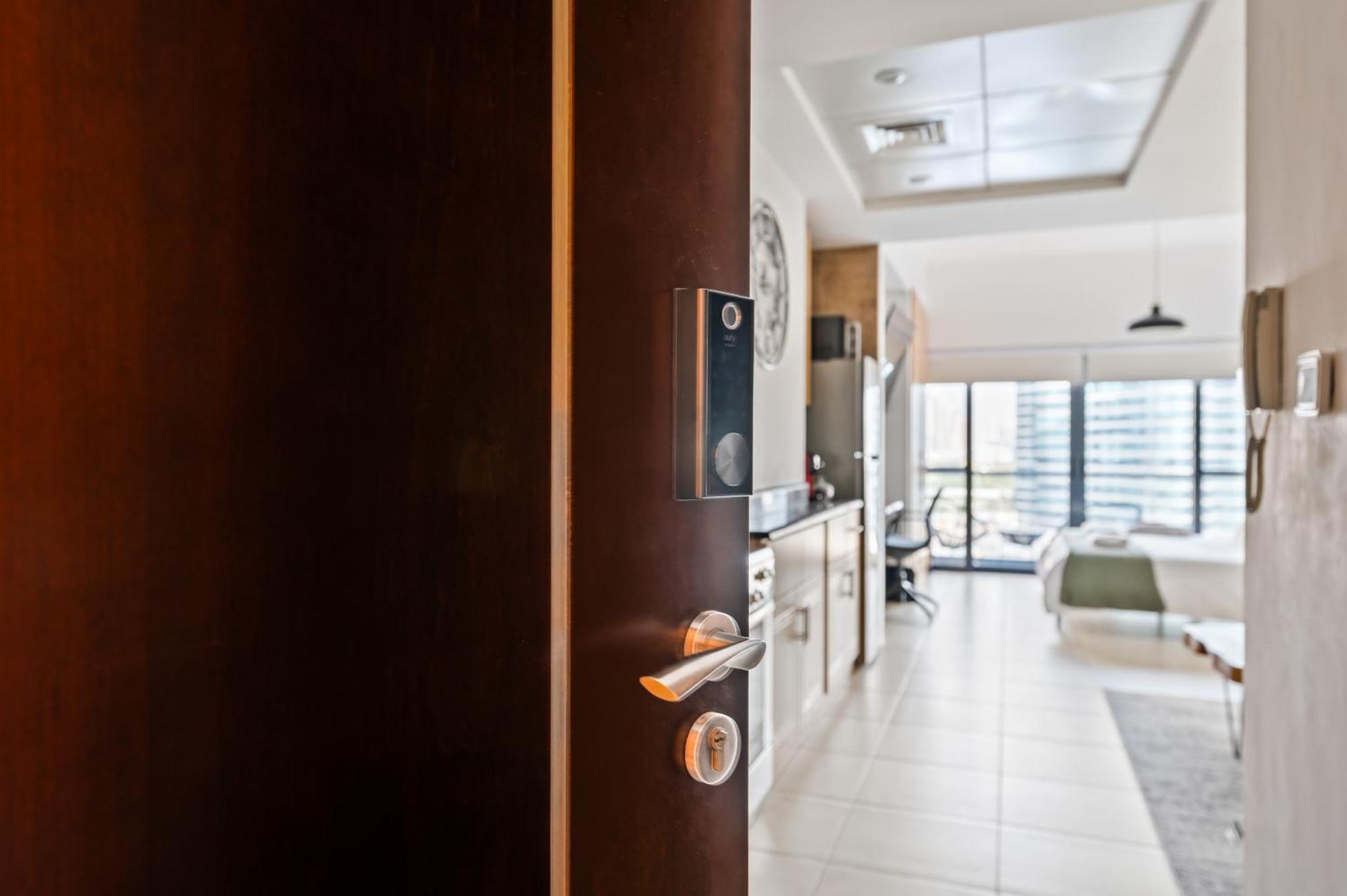 Upscale Studio Full Lake View In Goldcrest View Tower Dubái Exterior foto