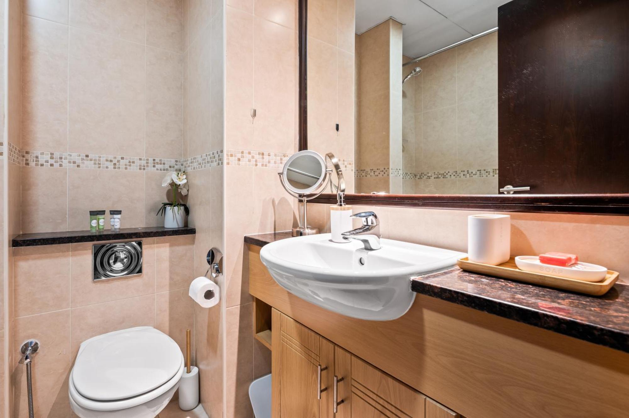 Upscale Studio Full Lake View In Goldcrest View Tower Dubái Exterior foto