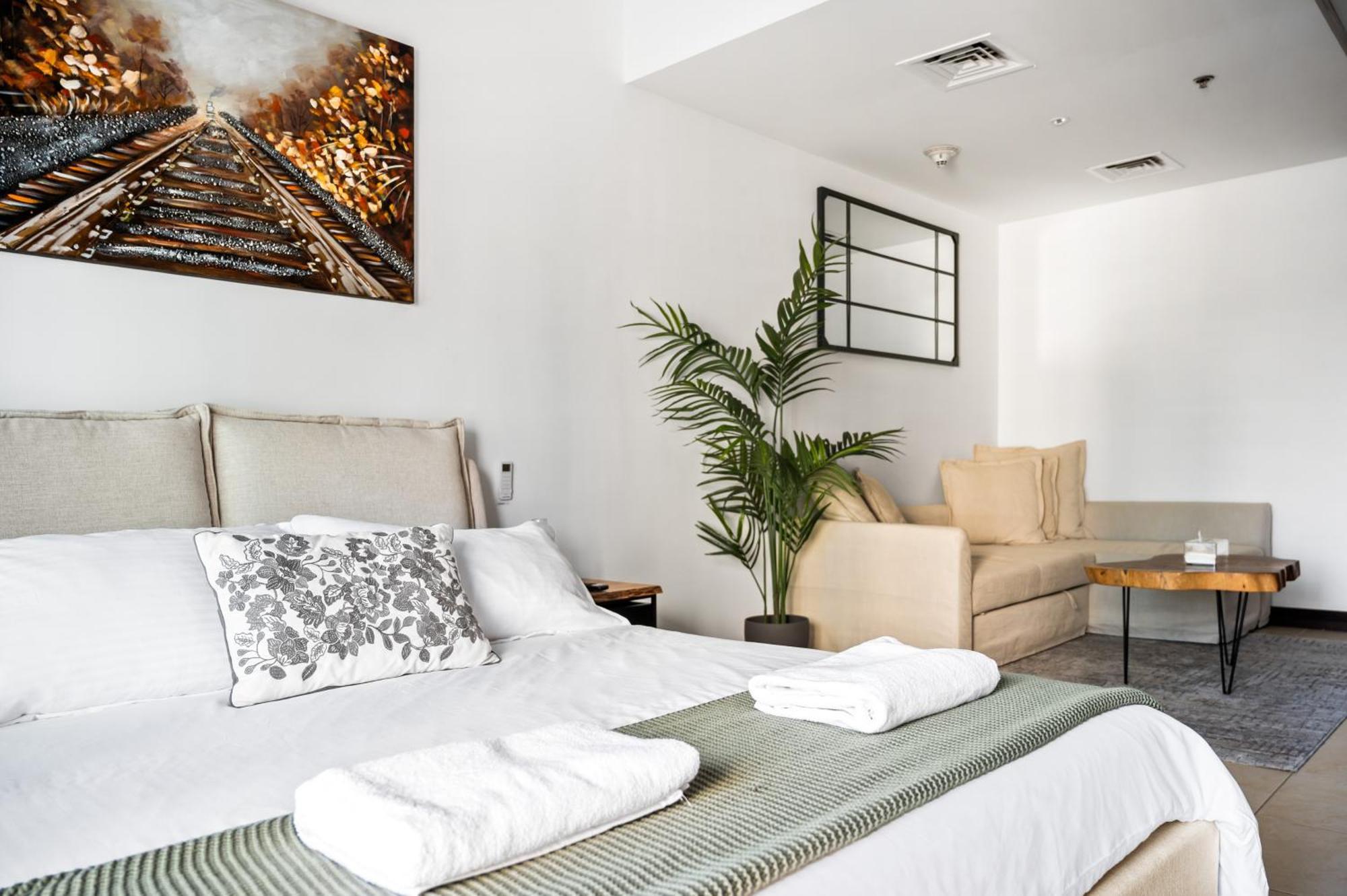 Upscale Studio Full Lake View In Goldcrest View Tower Dubái Exterior foto