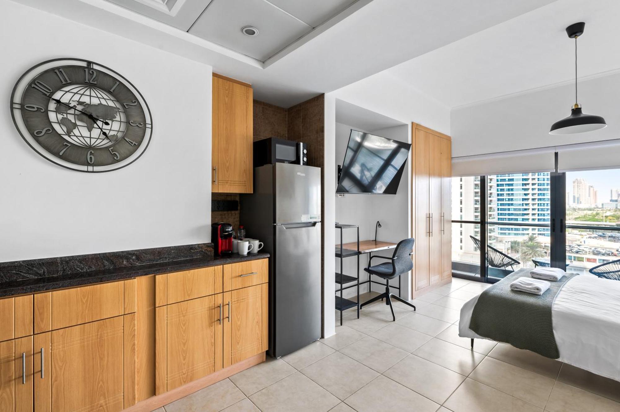 Upscale Studio Full Lake View In Goldcrest View Tower Dubái Exterior foto