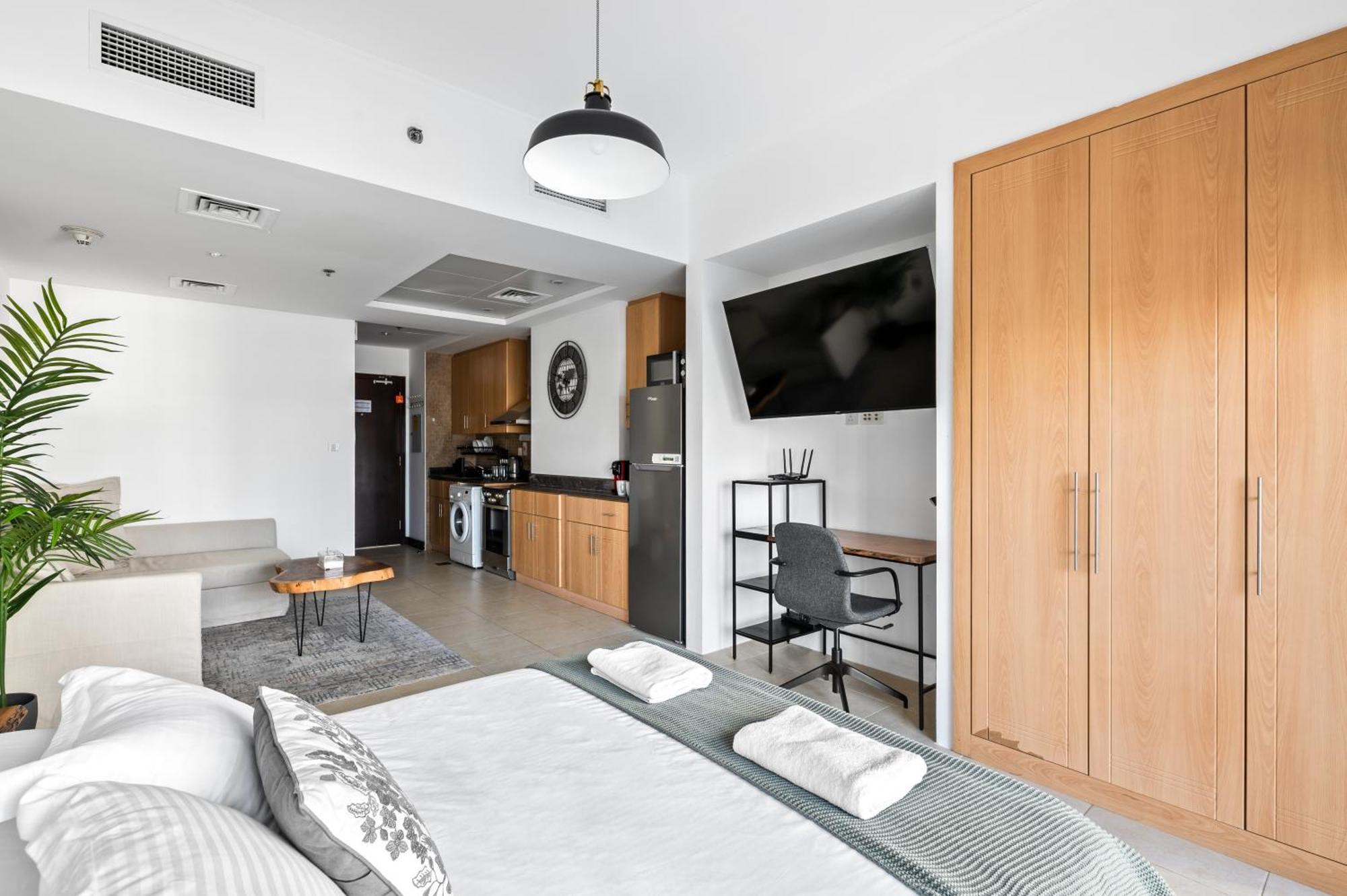 Upscale Studio Full Lake View In Goldcrest View Tower Dubái Exterior foto