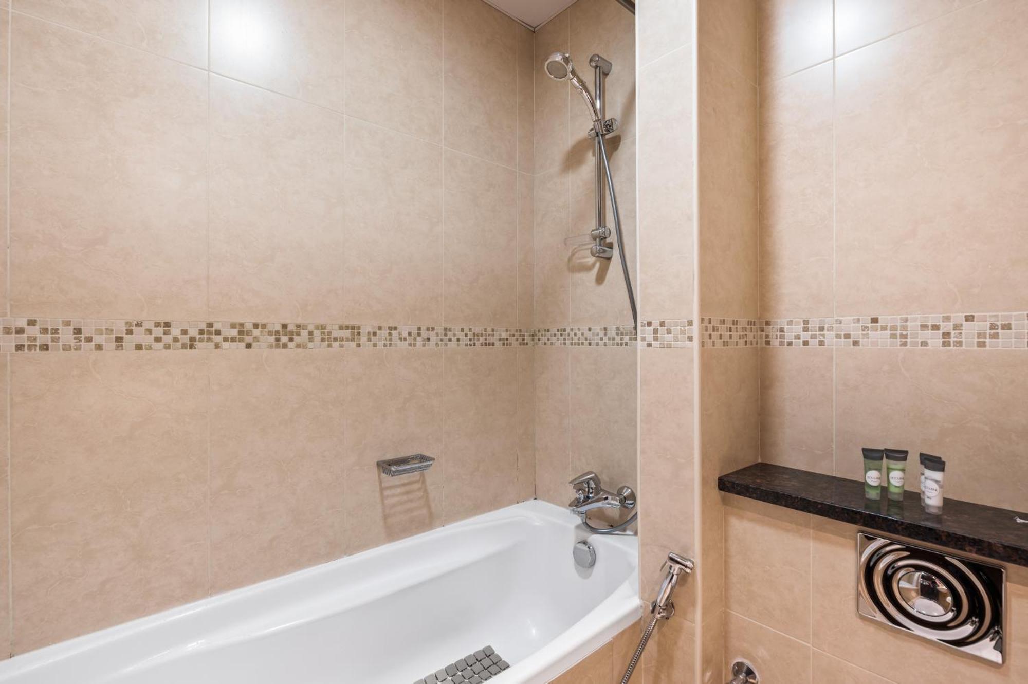 Upscale Studio Full Lake View In Goldcrest View Tower Dubái Exterior foto