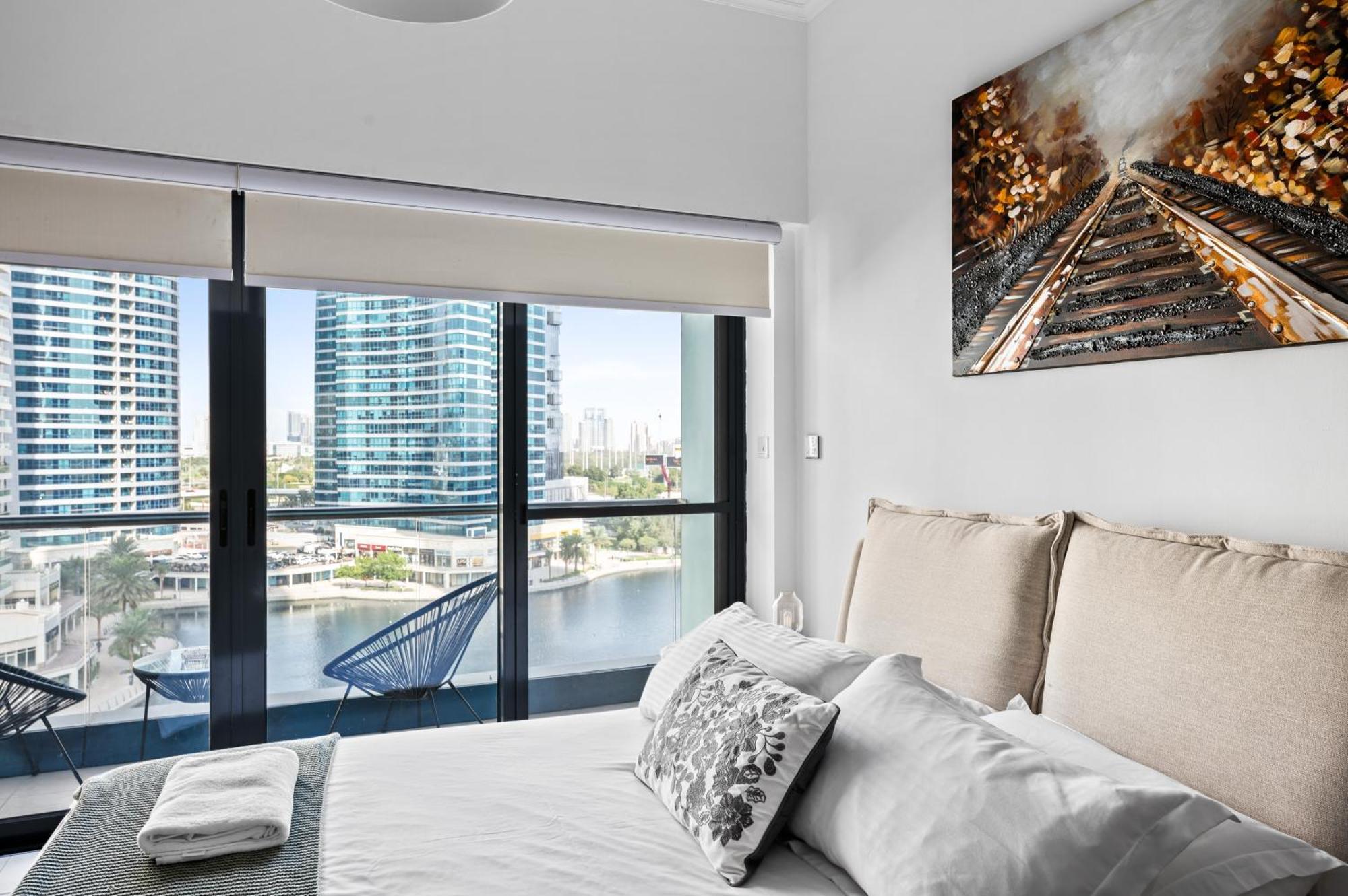 Upscale Studio Full Lake View In Goldcrest View Tower Dubái Exterior foto