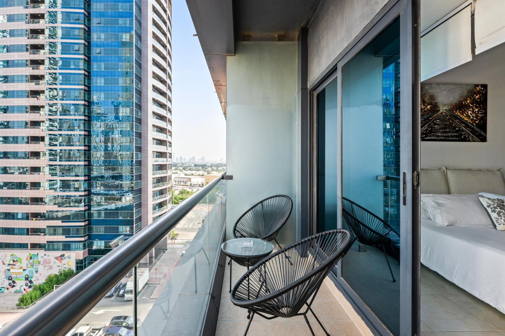 Upscale Studio Full Lake View In Goldcrest View Tower Dubái Exterior foto