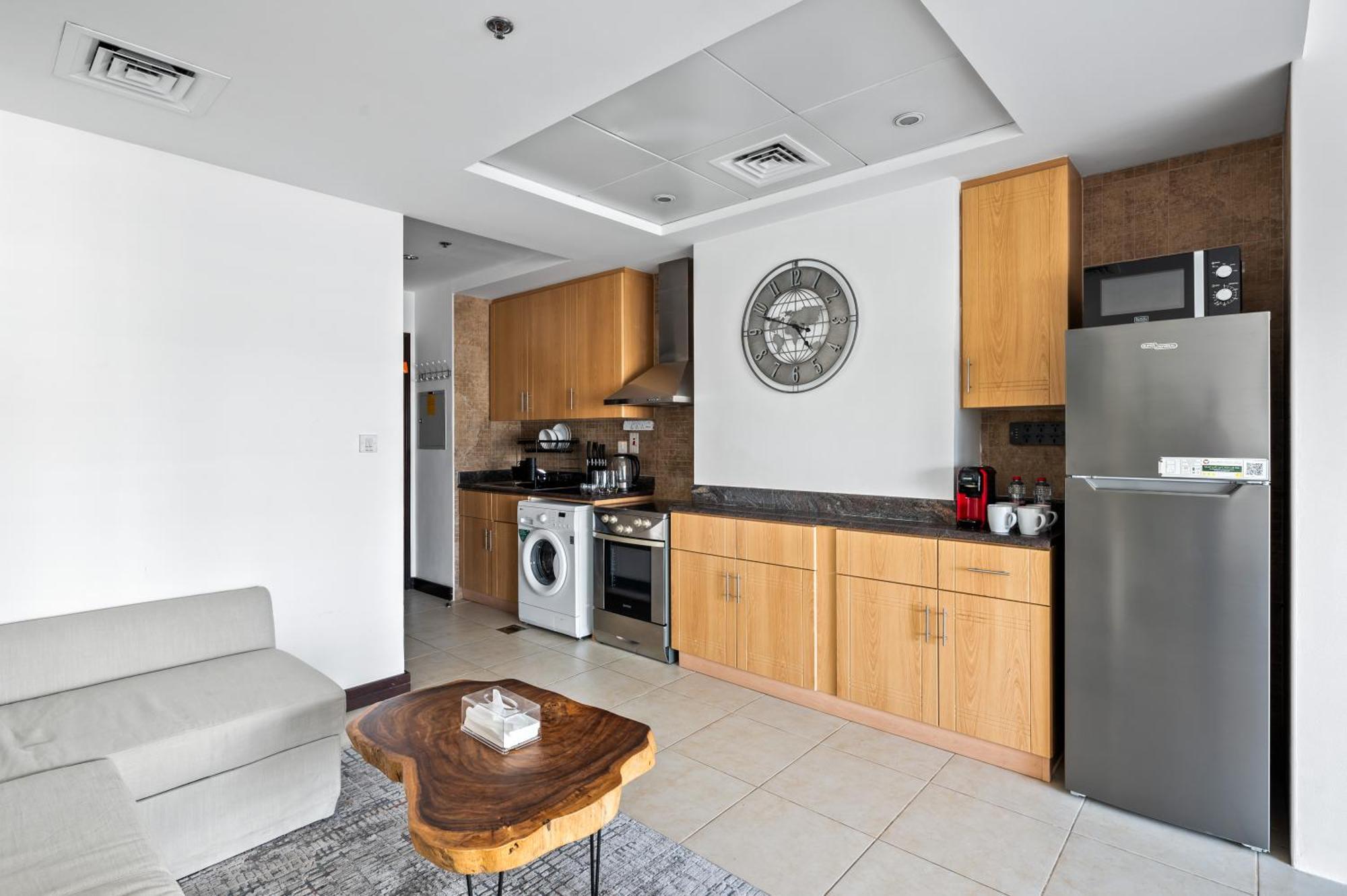 Upscale Studio Full Lake View In Goldcrest View Tower Dubái Exterior foto