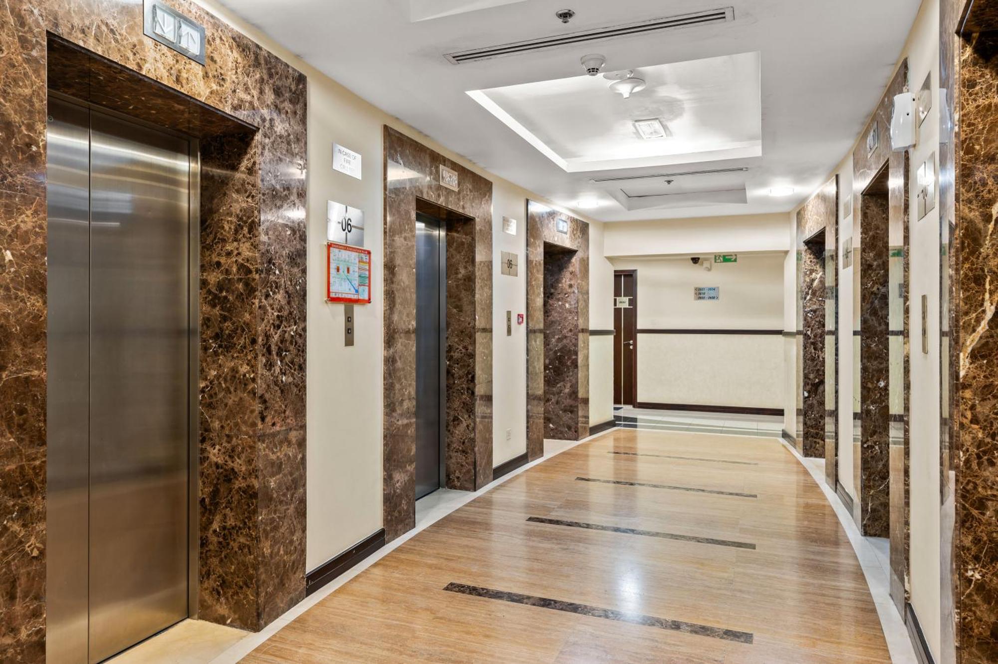 Upscale Studio Full Lake View In Goldcrest View Tower Dubái Exterior foto