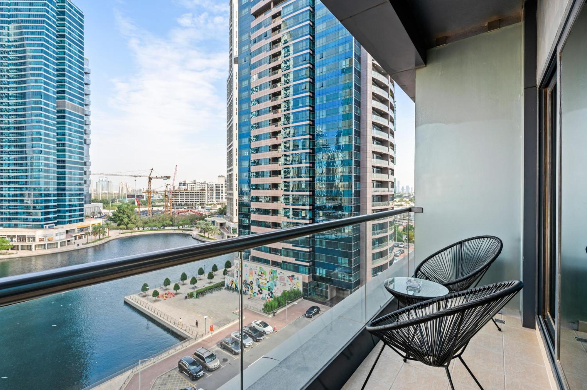 Upscale Studio Full Lake View In Goldcrest View Tower Dubái Exterior foto