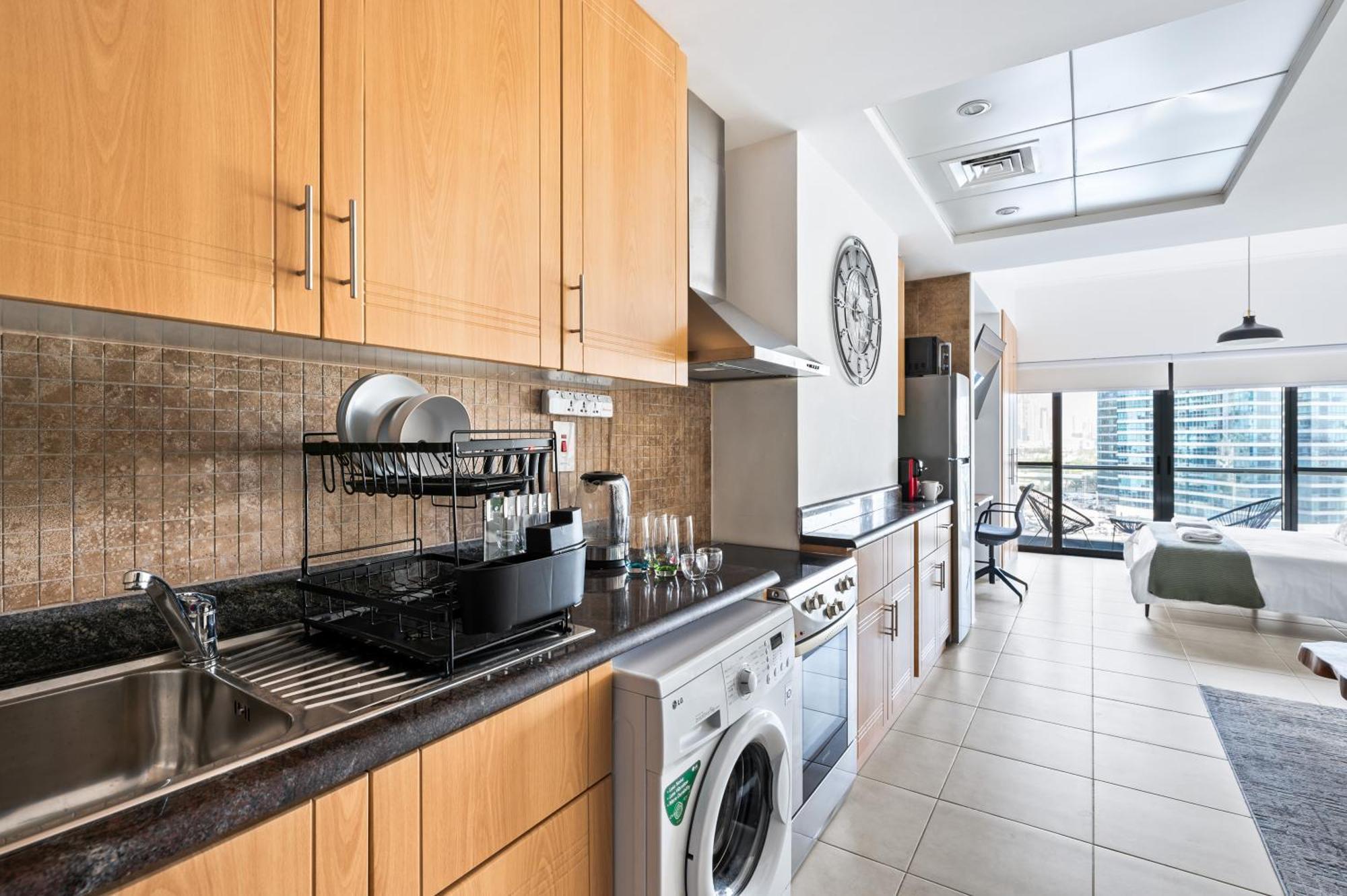 Upscale Studio Full Lake View In Goldcrest View Tower Dubái Exterior foto