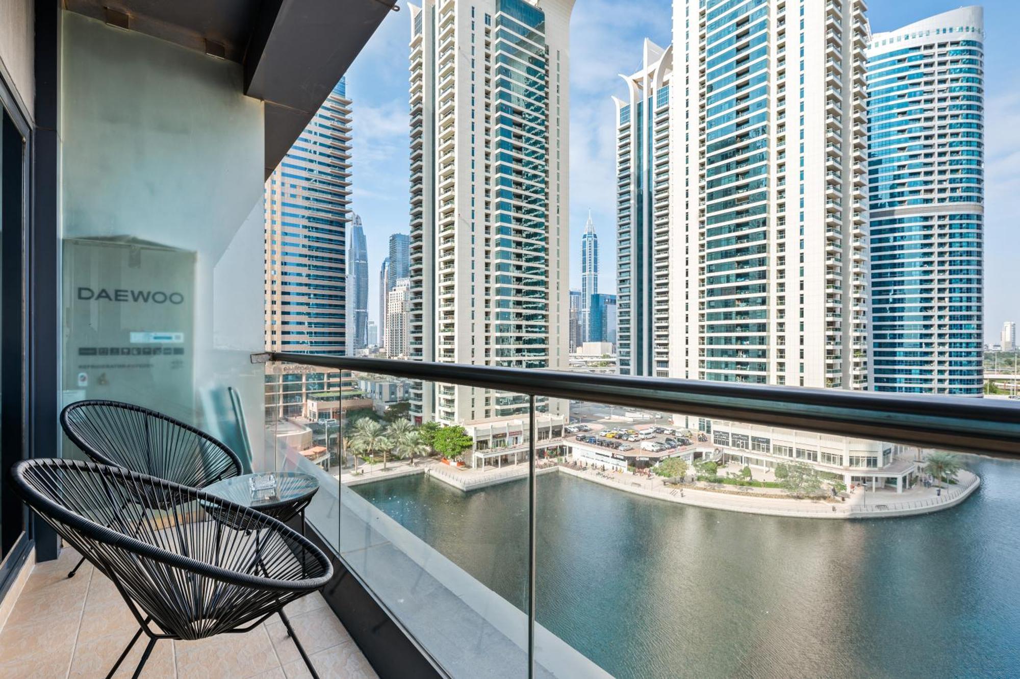 Upscale Studio Full Lake View In Goldcrest View Tower Dubái Exterior foto
