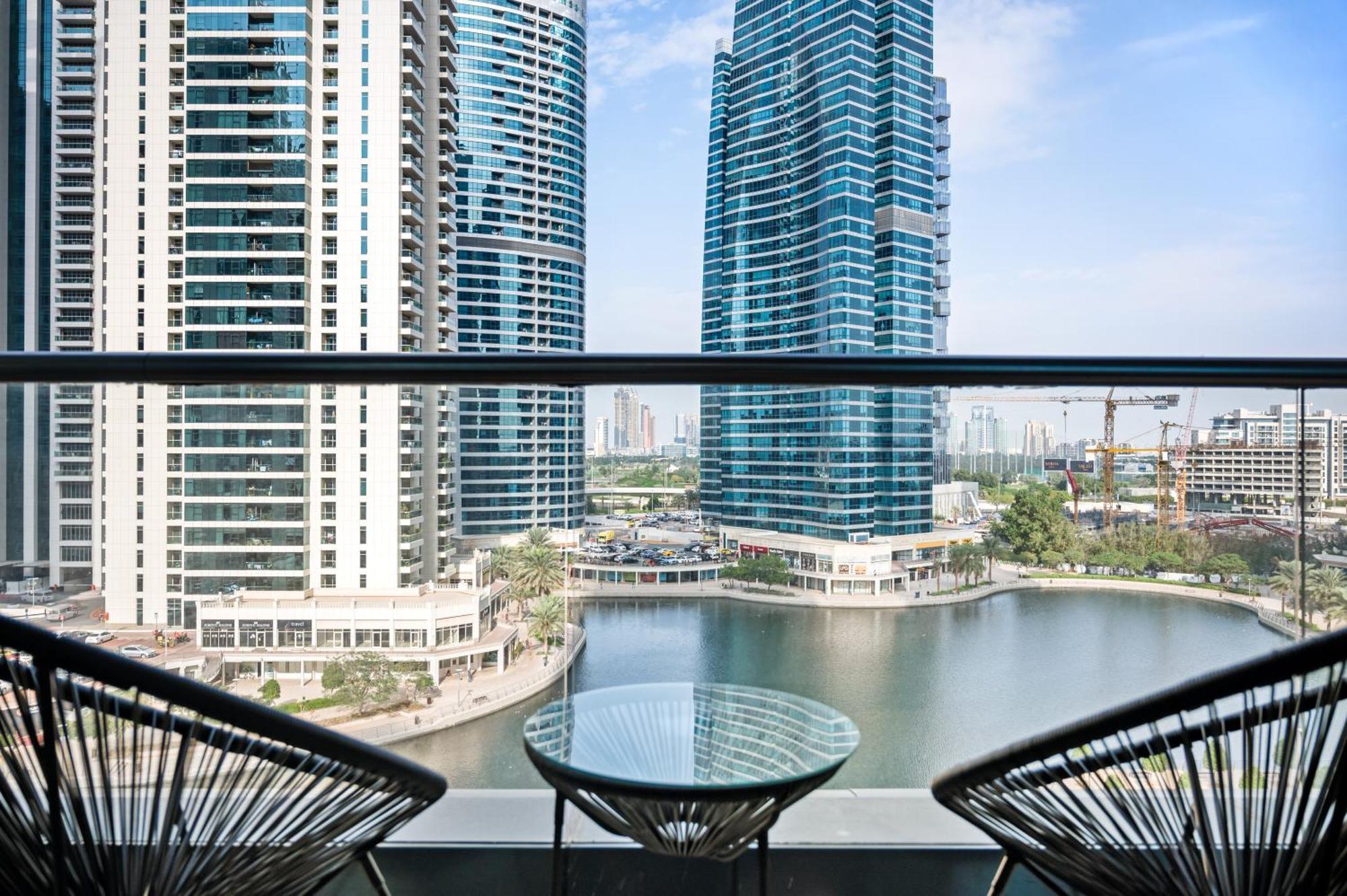 Upscale Studio Full Lake View In Goldcrest View Tower Dubái Exterior foto